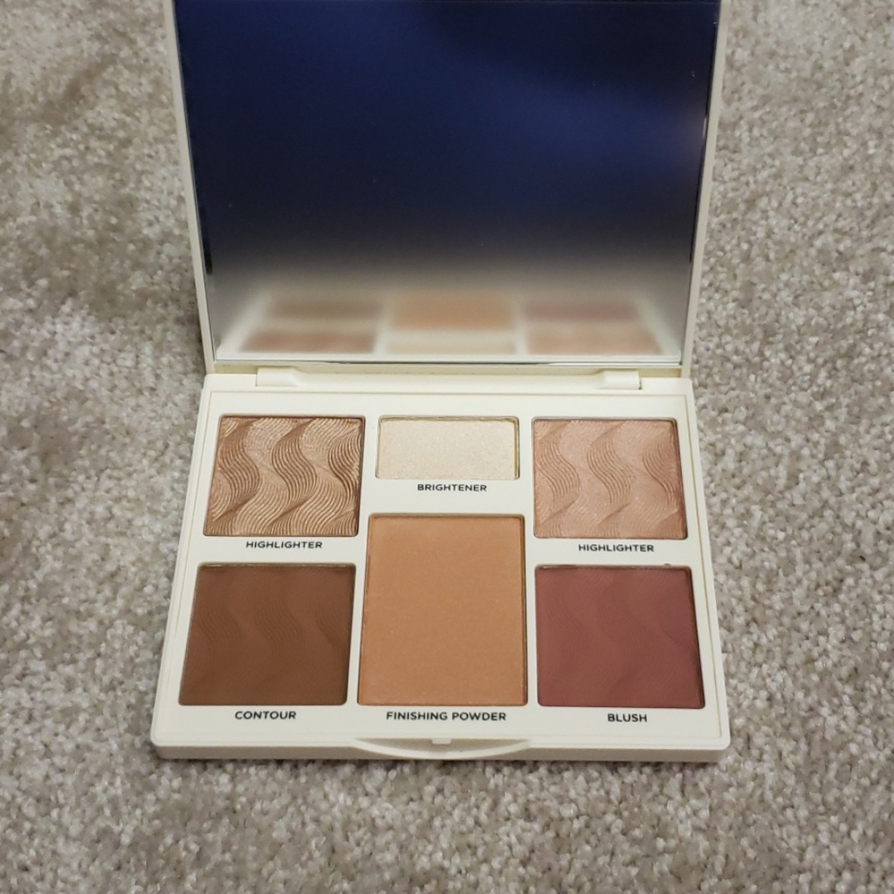 Cover FX - Picture 2 of 3